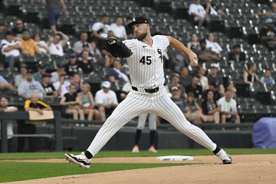 baseball pitcher throwing the ball