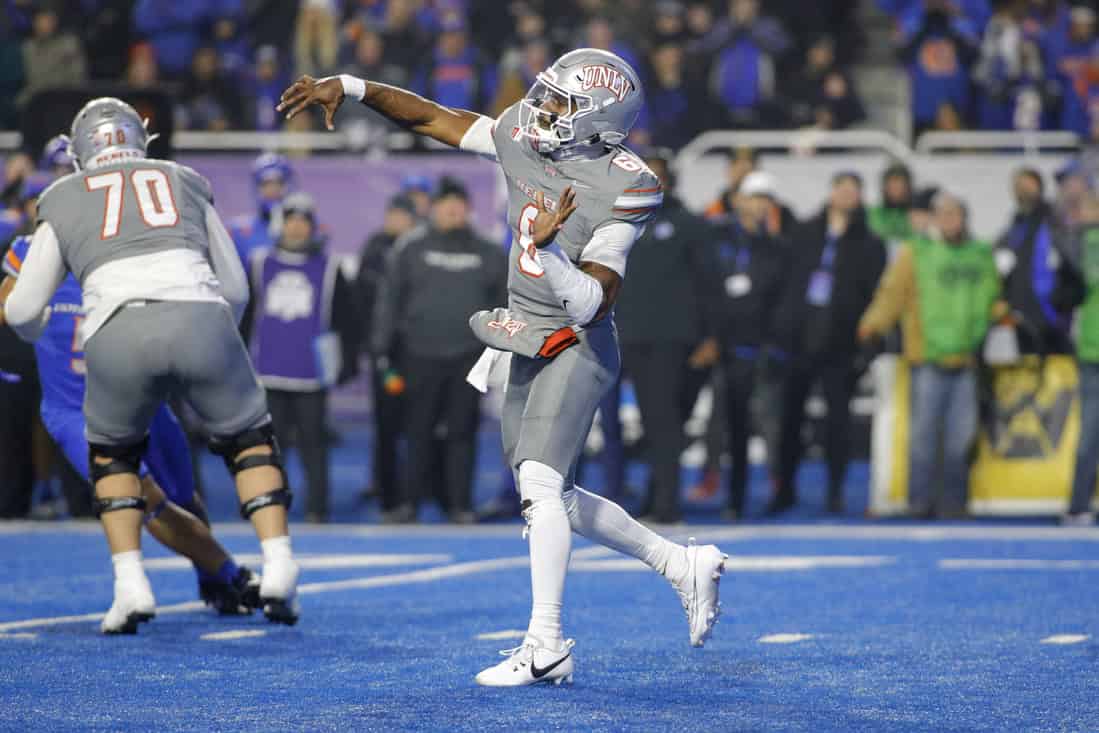 UNLV player pasing the ball