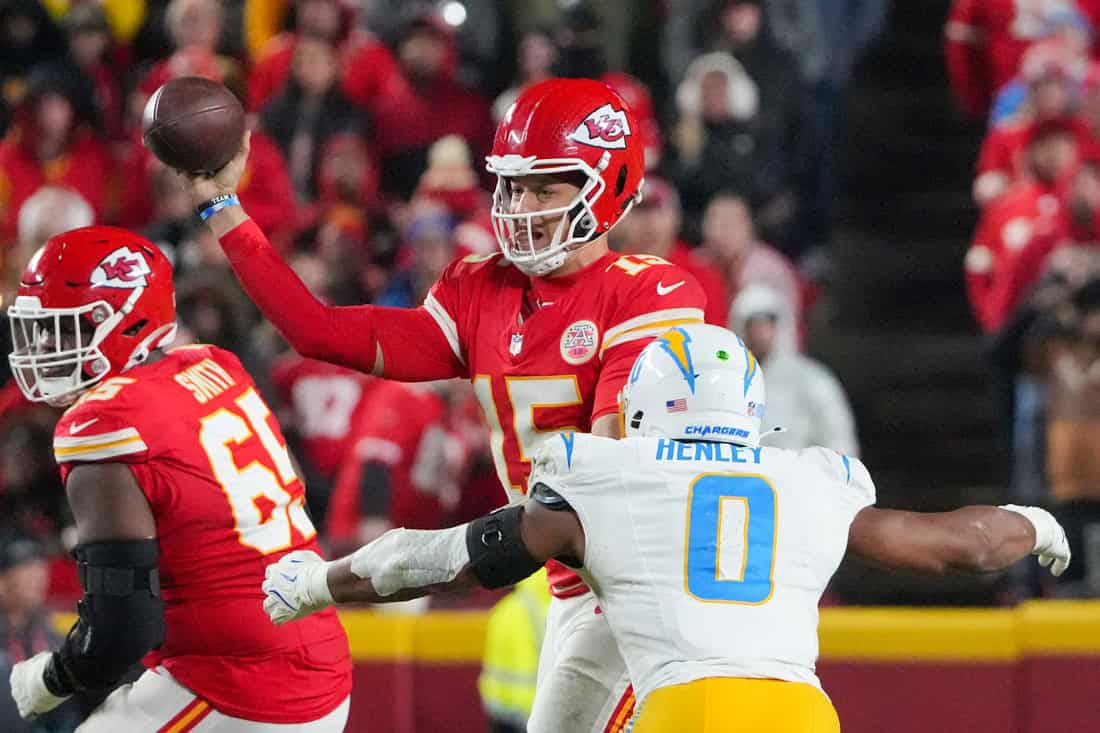 Mahomes Making a Pass