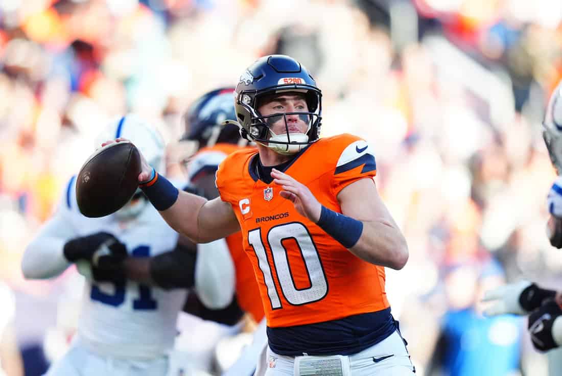 Bo Nix passing the ball