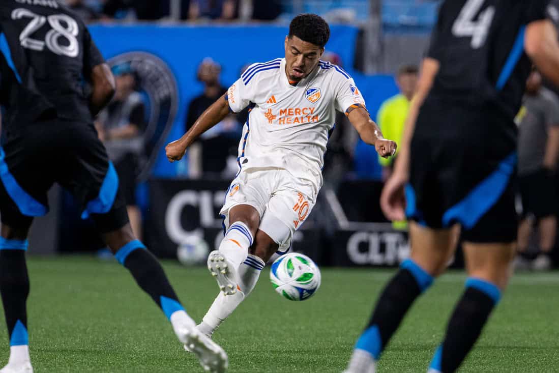 FC cincinatti player passing the ball