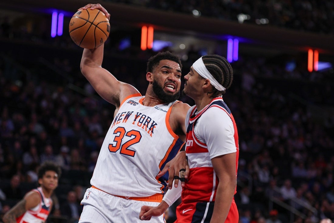 Knicks Player dunking on another player